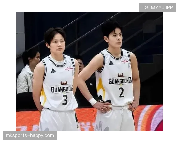 杨力维那日常造型和训练照怎么看都像隔壁家小姑娘，谁料场上简直番茄酱爆棚！